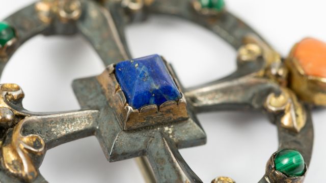 Woman's $25 Vintage Brooch Purchase in 1988 Could Fetch $16,000 at Auction (1)